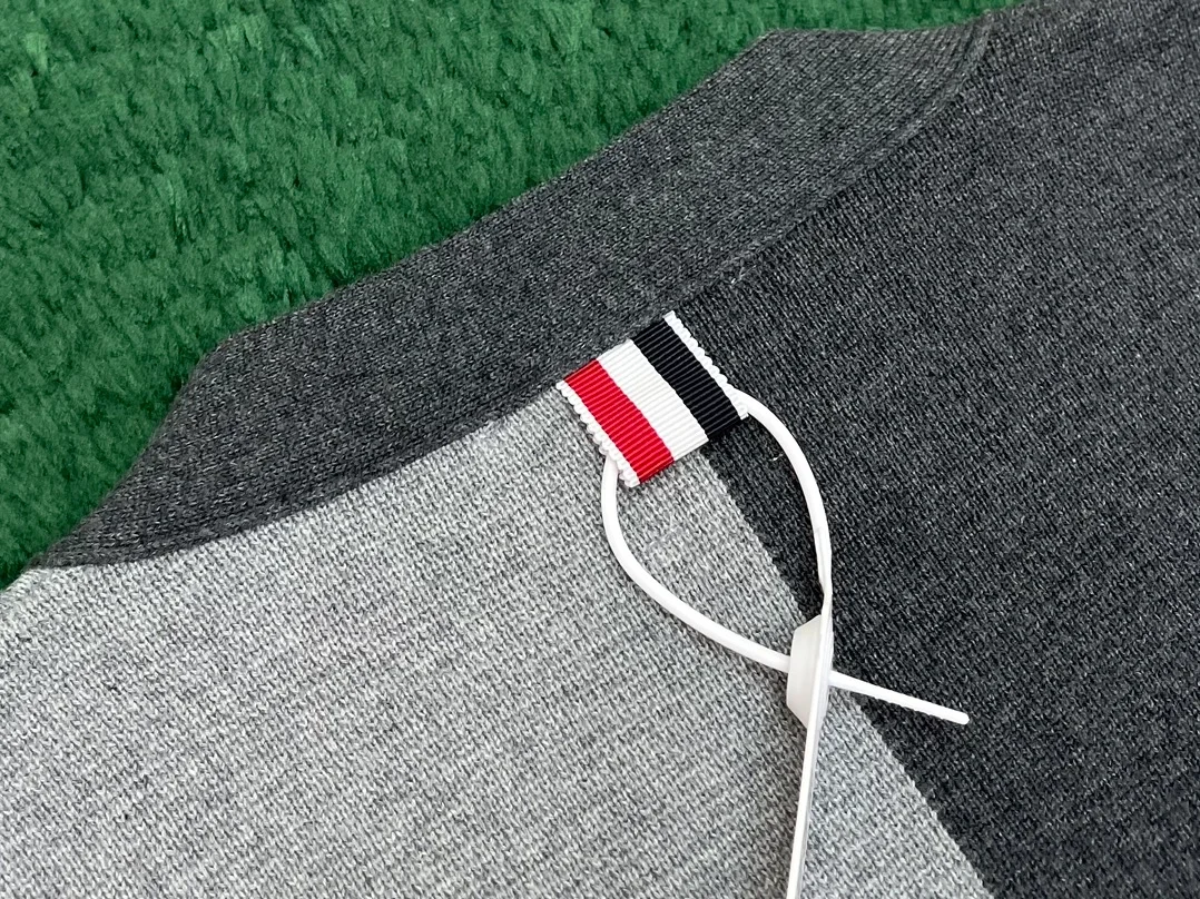 톰브라운 펀믹스 밀라노 스티치 파인 메리노 울 4-바 브이넥 가디건