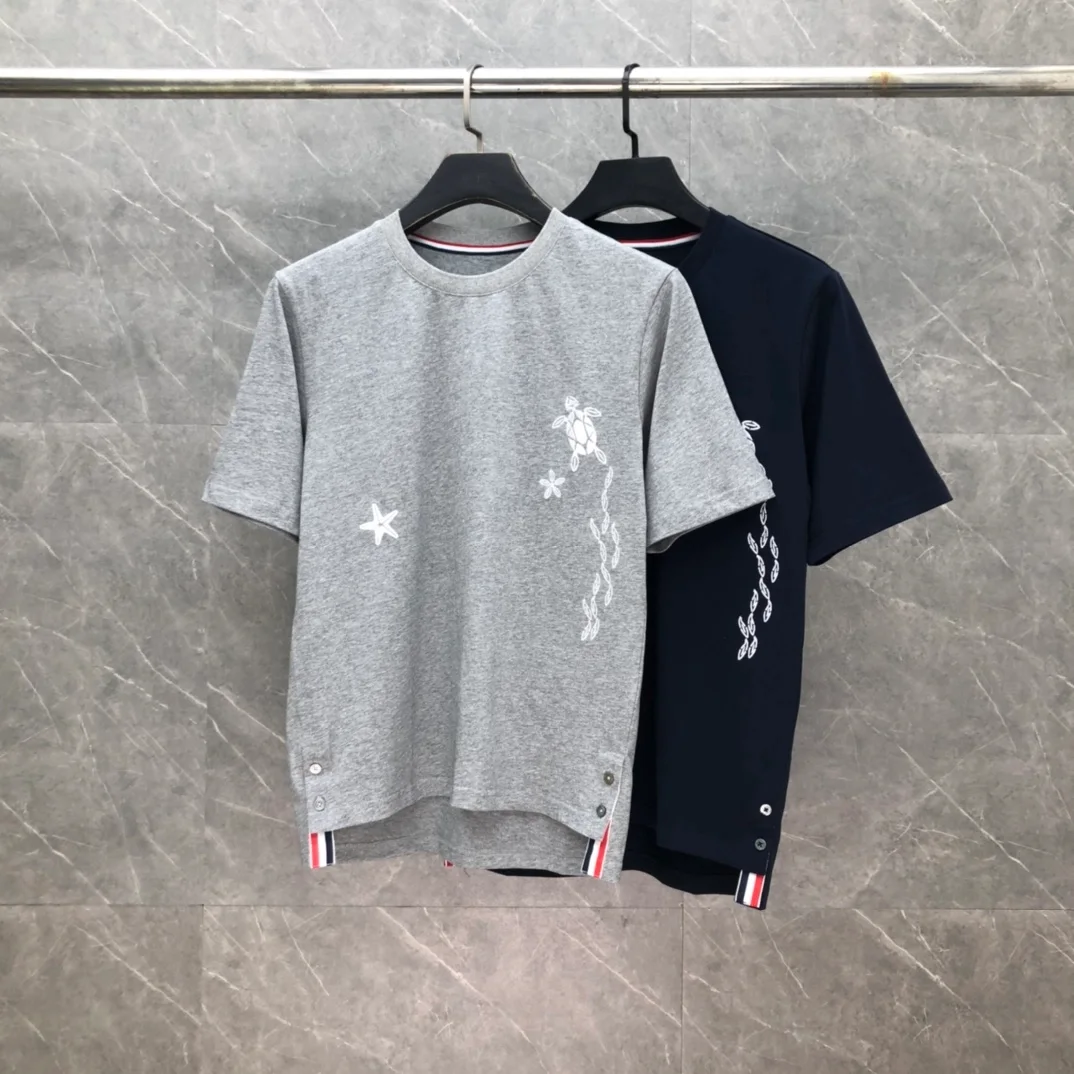 톰브라운 썸머 자수 라운드넥 티셔츠 2COLOR (NAVY) (GRAY)