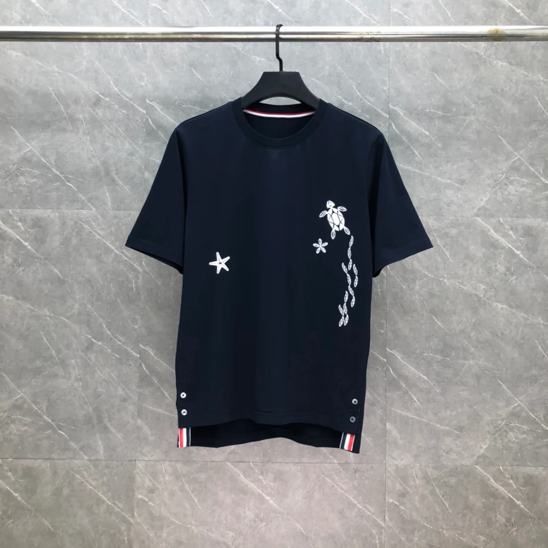 톰브라운 썸머 자수 라운드넥 티셔츠 2COLOR (NAVY) (GRAY)