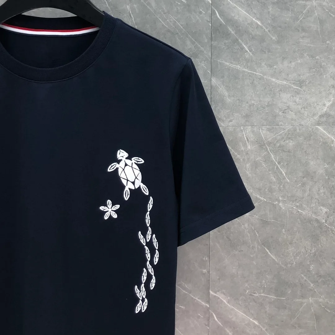 톰브라운 썸머 자수 라운드넥 티셔츠 2COLOR (NAVY) (GRAY)